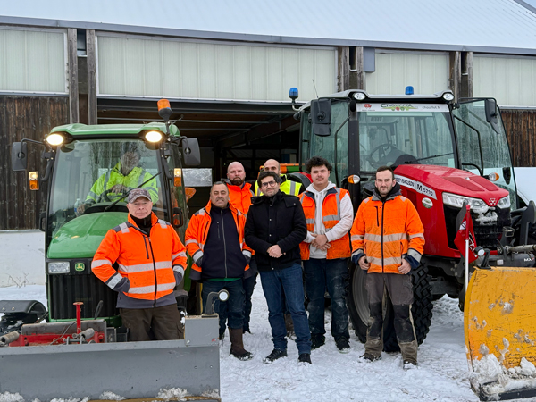 Photo de groupe où l'on voit le maire et les agents des services techniques avec les deux engins qui servent pour le déneigement