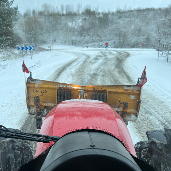 photo prise de l'intérieur du tracteur pendant le déneigement de la rue Quinet